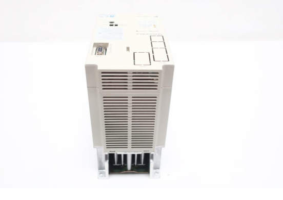 Yaskawa SGDB-15ADG AC SERVO VERSTERKER 200-230V 10A 1.3KW Positieregeling