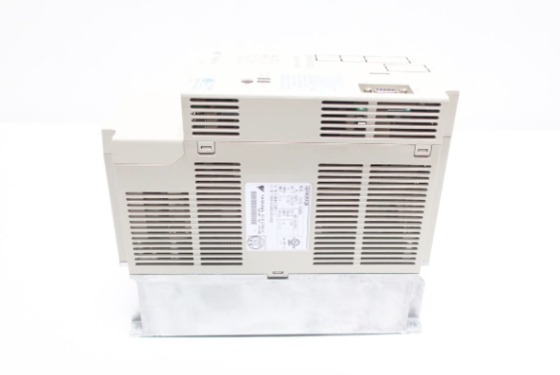 Yaskawa SGDB-15ADG AC SERVO VERSTERKER 200-230V 10A 1.3KW Positieregeling