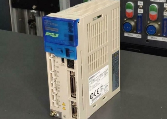 Lading van de Omronr7d-ap02h de Servobestuurder 2A 200V Al Digitale ServodiePWM-Methode op IGBT wordt gebaseerd