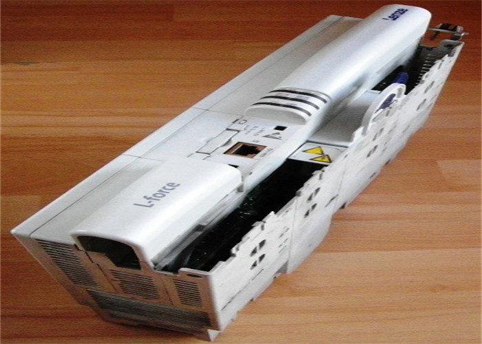 Lenze E94AMHE0074 SERVO-AANDRIJVING INGANGSPANNING 3 FASE 325/565/705VDC SCHROEFAANSLUITINGEN