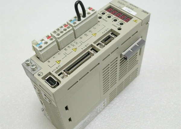 YASKAWA SGDH-04AE Industriële Servoaandrijving 200-230 VAC 50 / 60 Hz 30 Watt 55 Kw